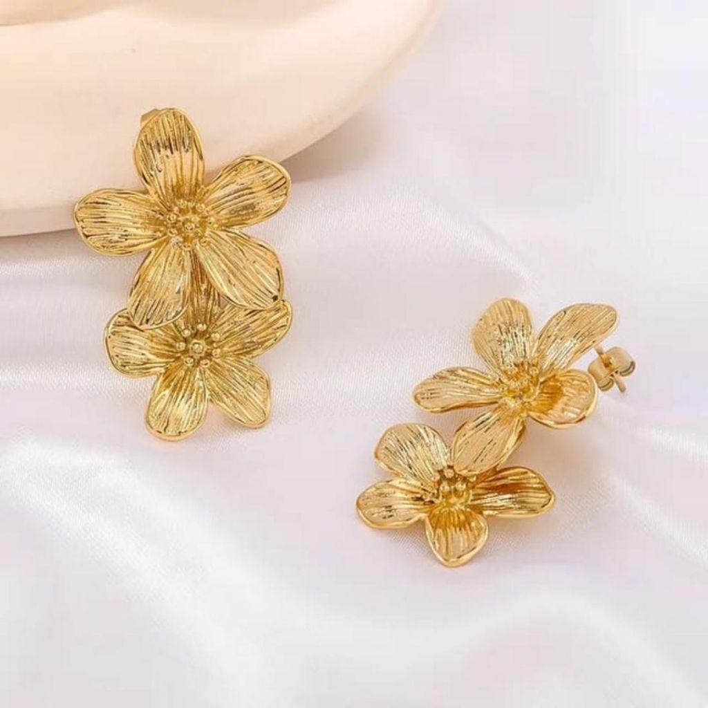 Daisy Glow Dangles Earrings