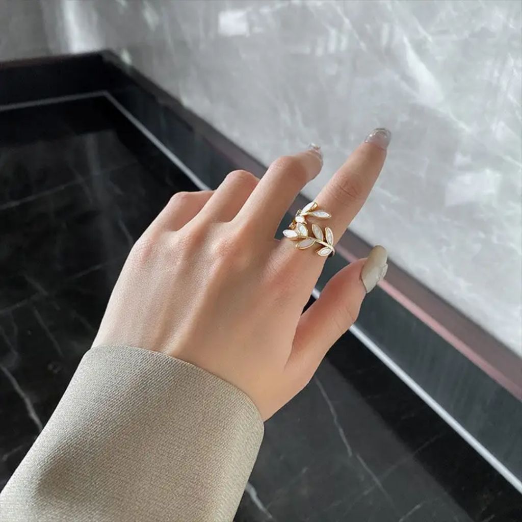 Delicate Leaf Ring