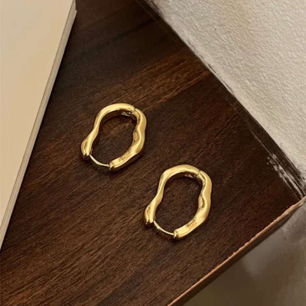 Chic Twirl Glimmer Earrings