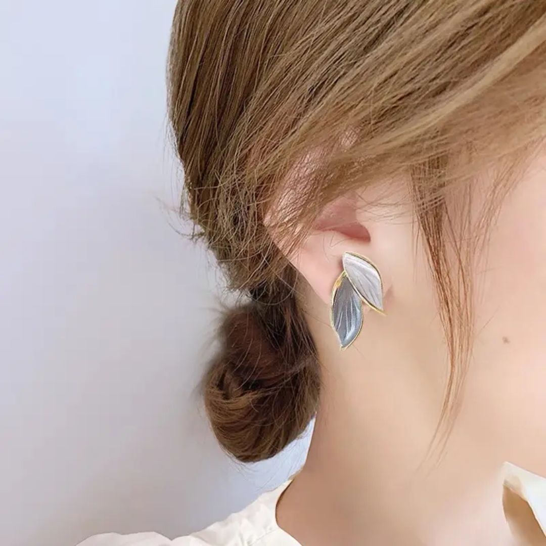Dazzle Leaf Minimal Earring