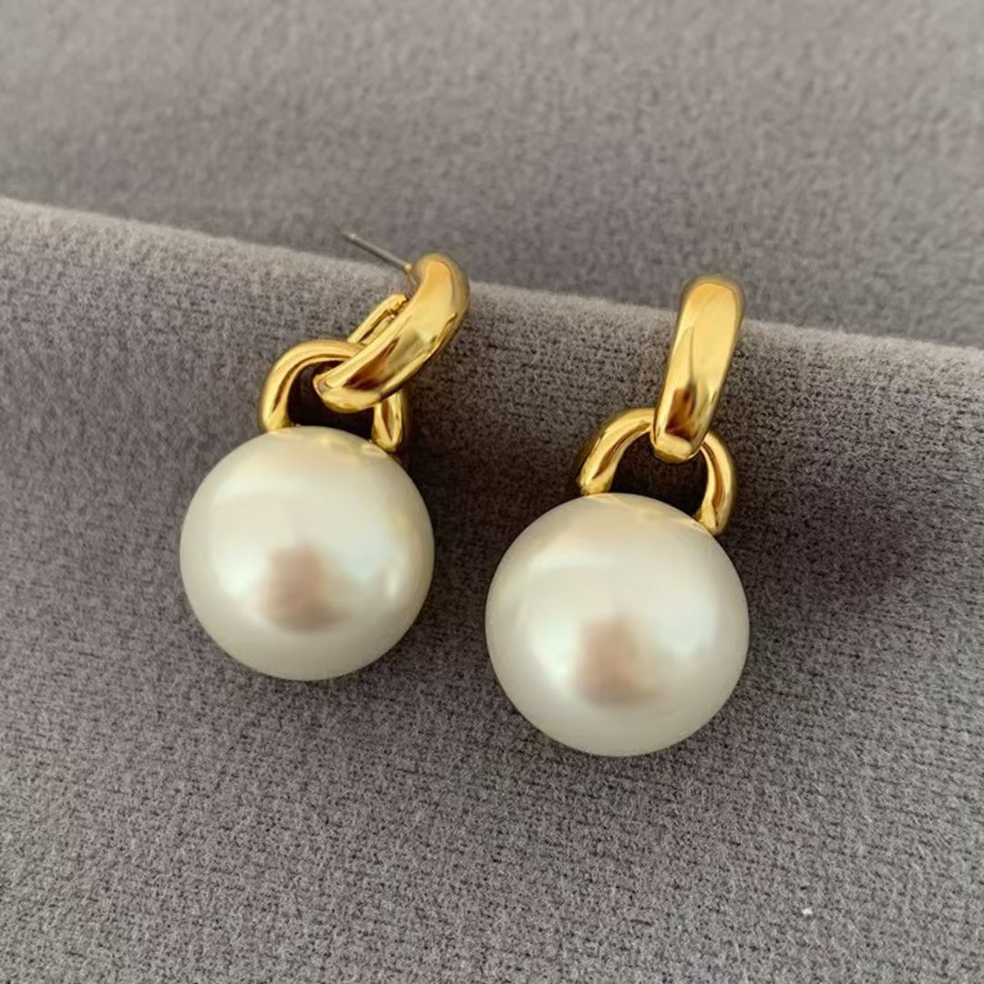 Modern Musse Pearl Earrings