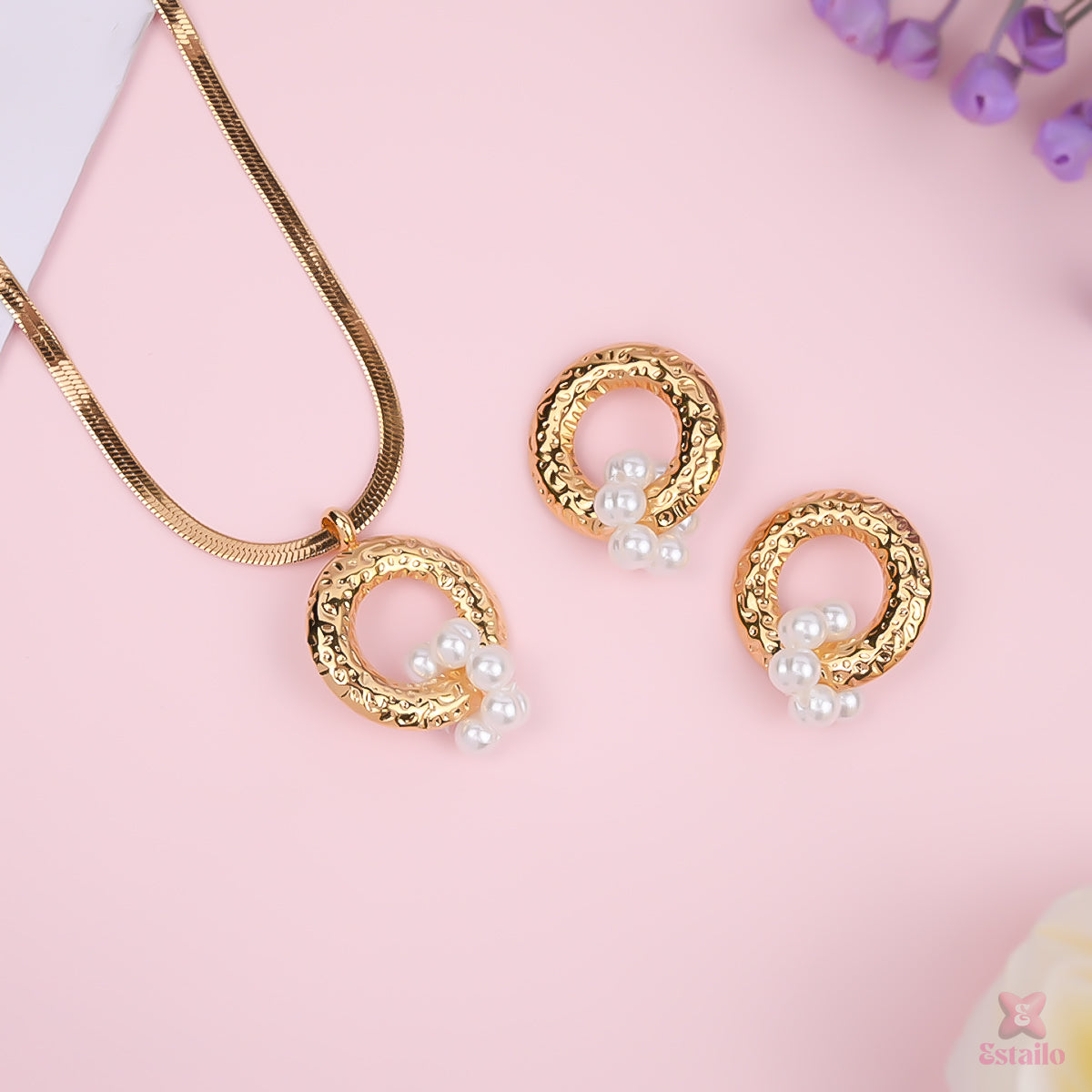 Blush Pearl Loop Necklace