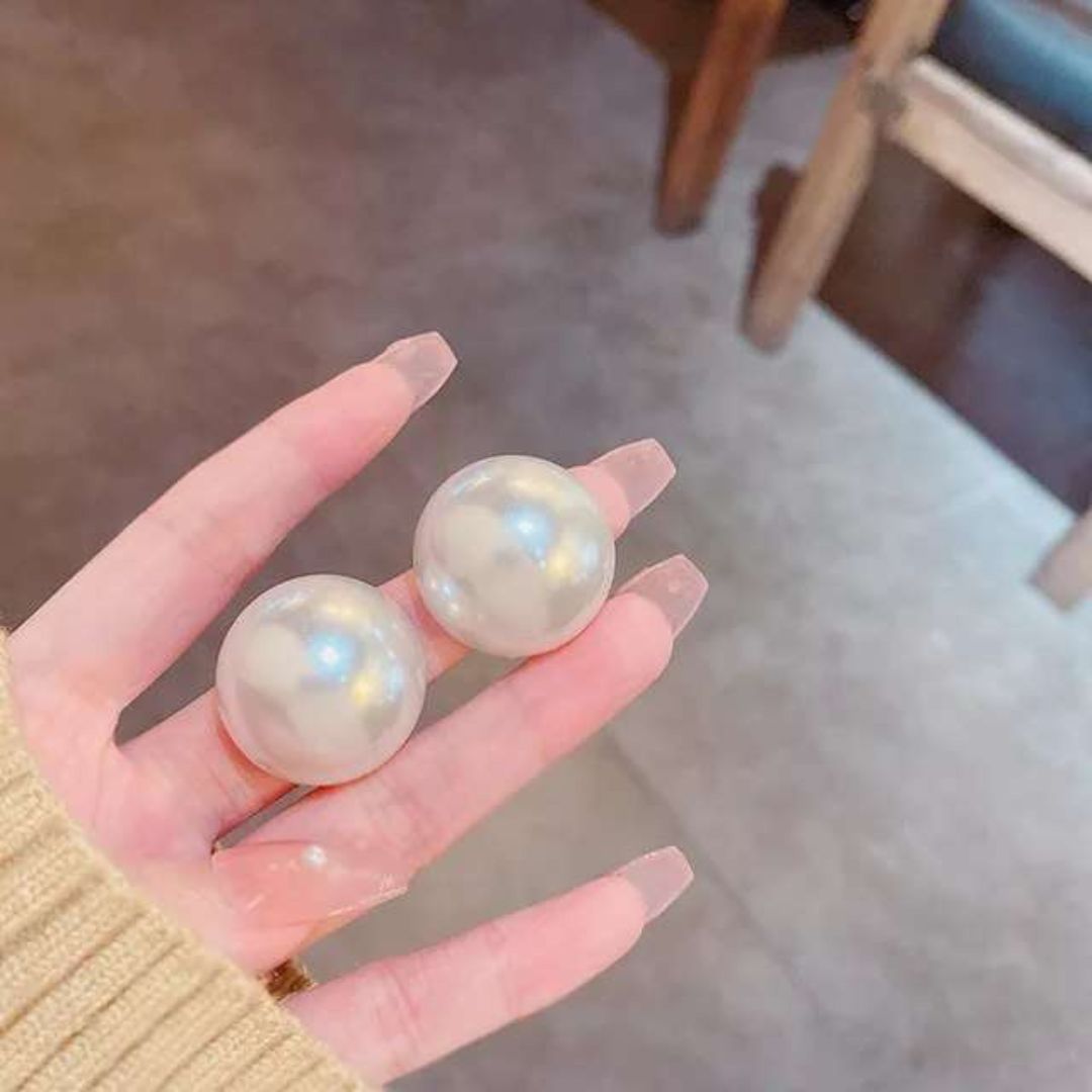 A Big of pearl Earring