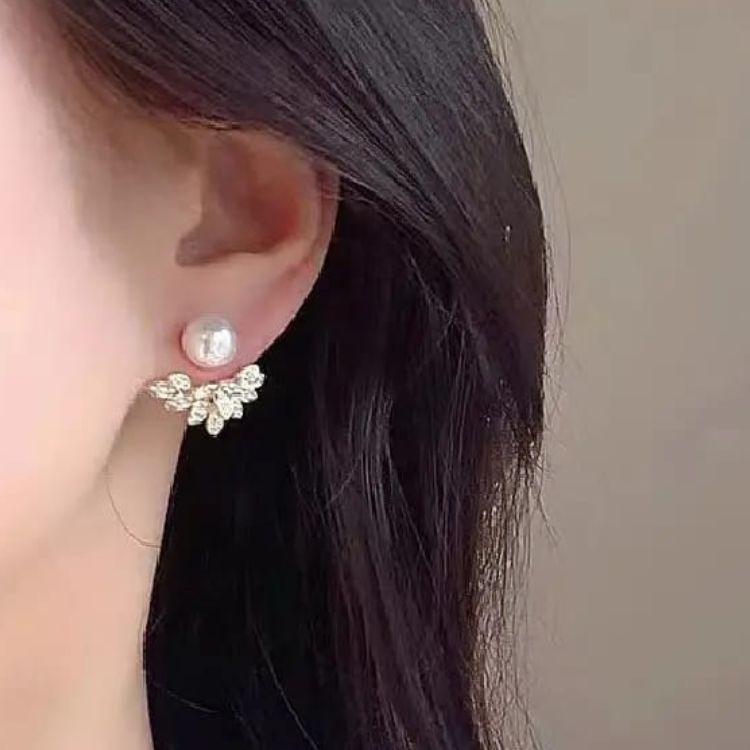Pearl Petal Glow Earring