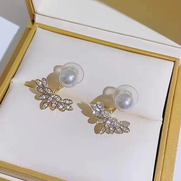 Pearl Petal Glow Earring