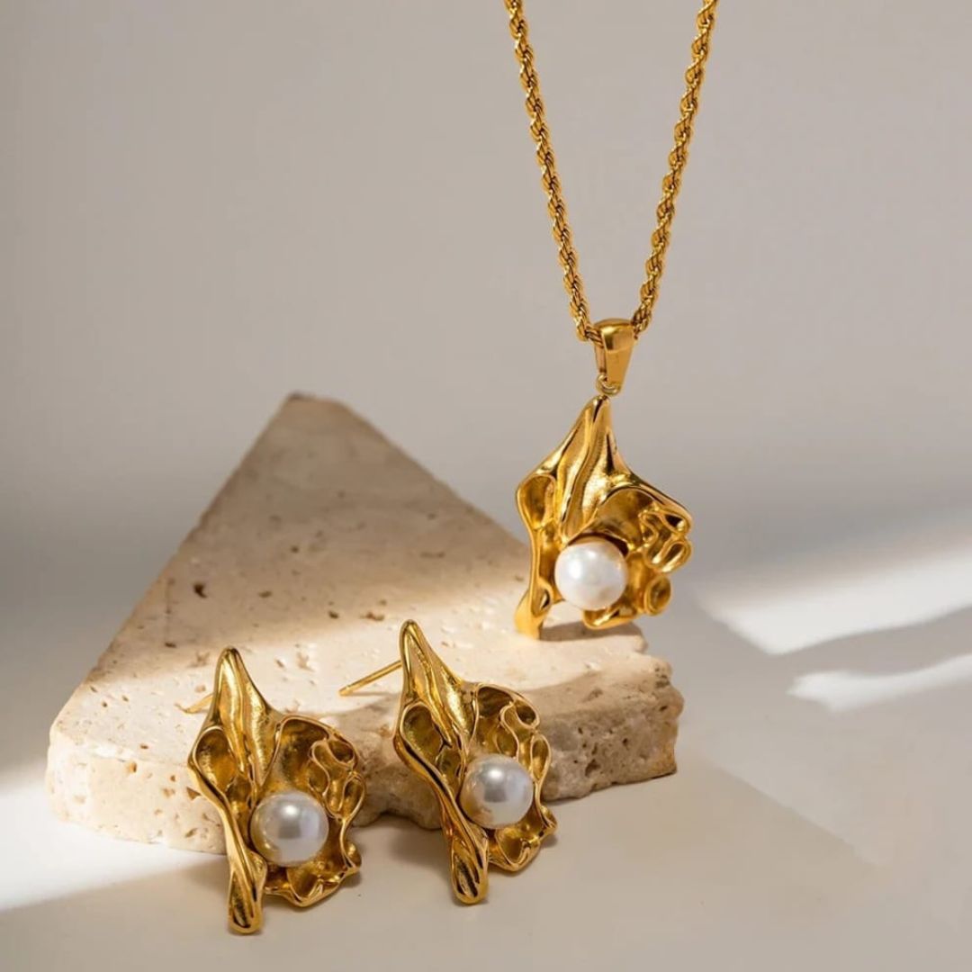Golden Embrace Pearl Neckpiece set