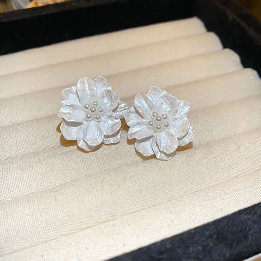 Tiny Daisy Earring