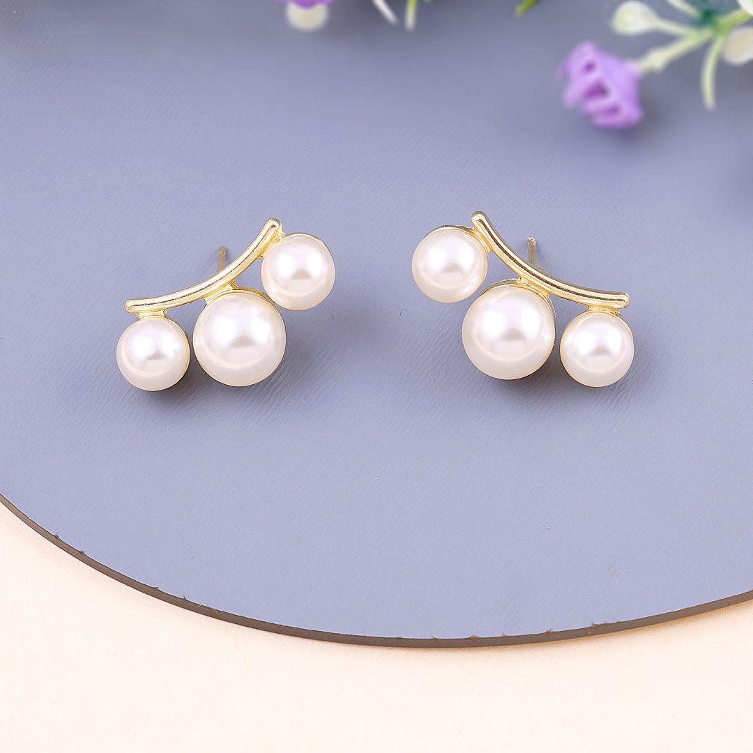 Minimal Pearl Stud Earring
