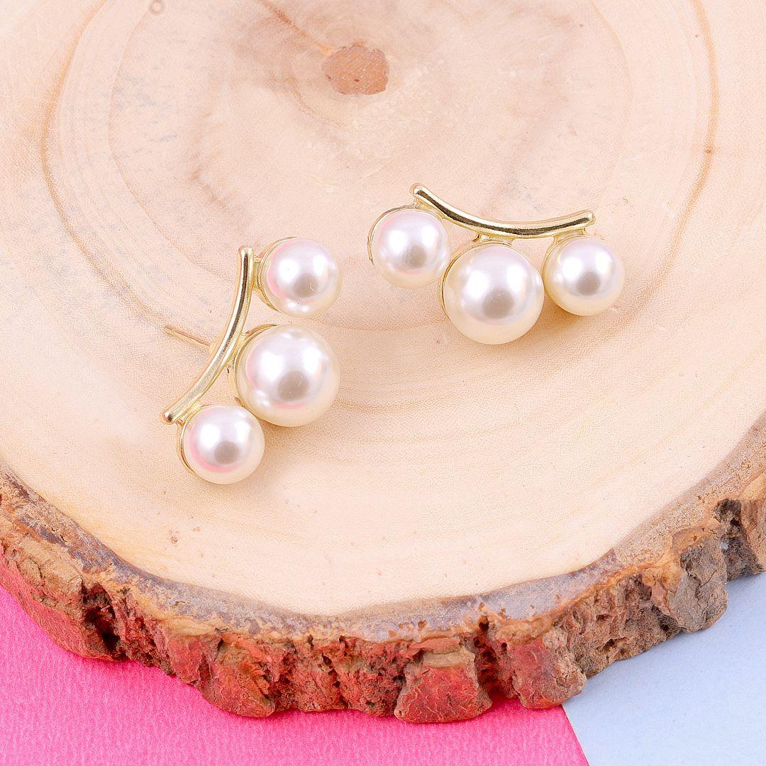 Minimal Pearl Stud Earring