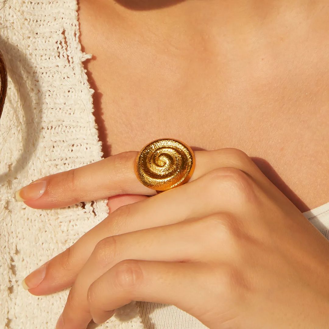 As Pretty Golden Ring