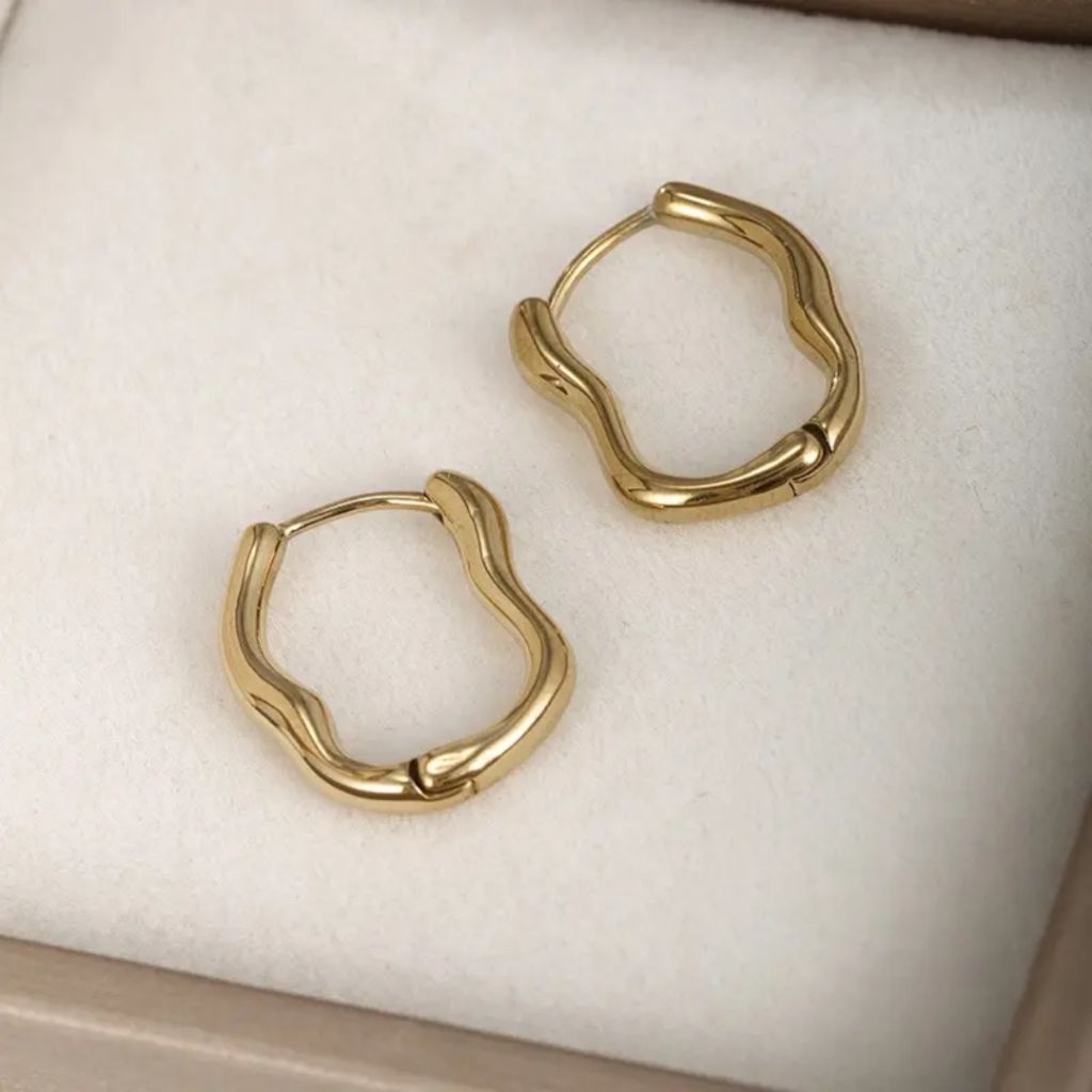 Chic Twirl Glimmer Earrings