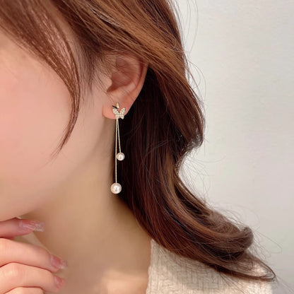 A pearl of butterfly chain earrings