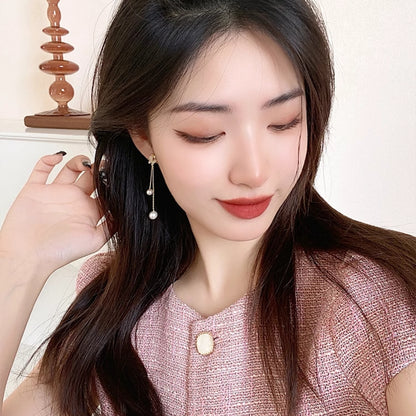 A pearl of butterfly chain earrings