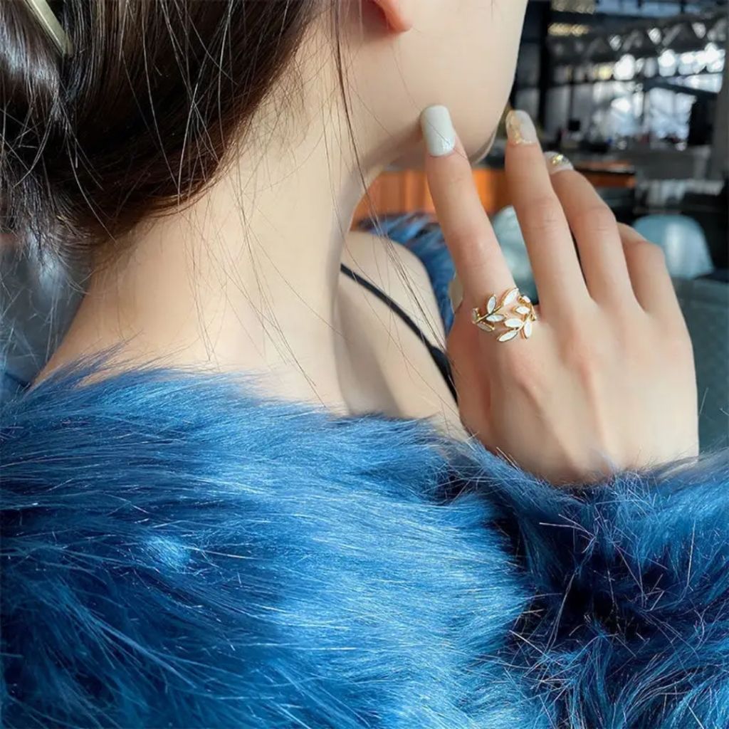Delicate Leaf Ring