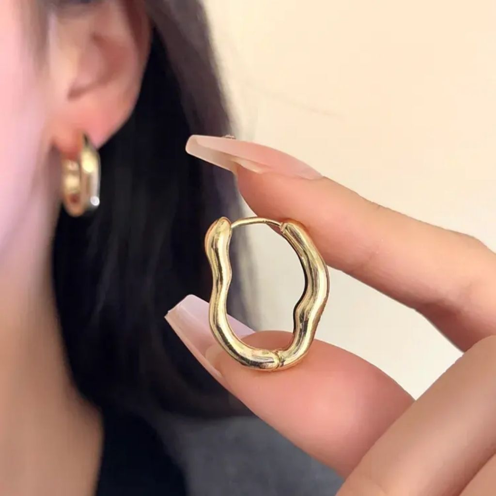 Chic Twirl Glimmer Earrings