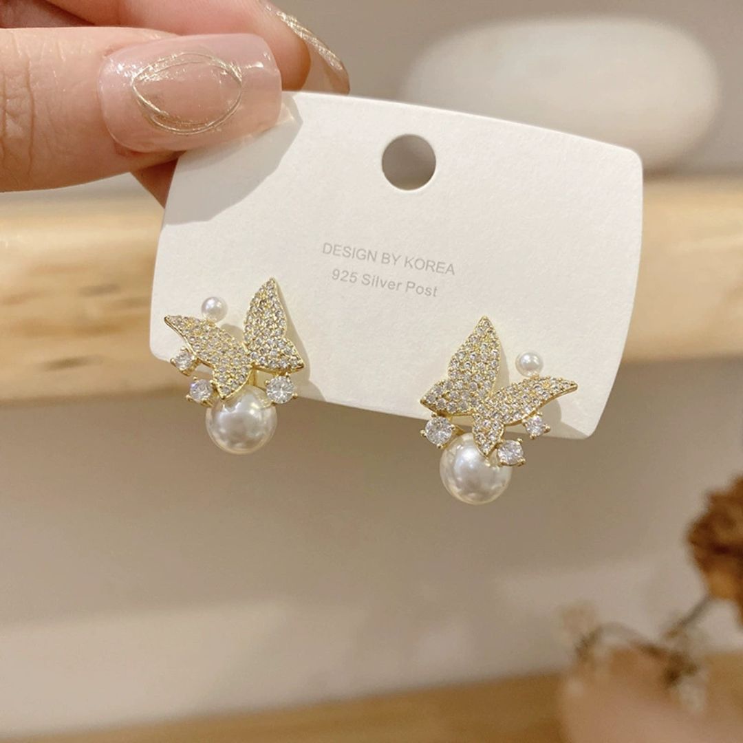 Graceful Glimmer Pearls Earrings