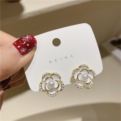 Chic Pearl Dangle Earrings
