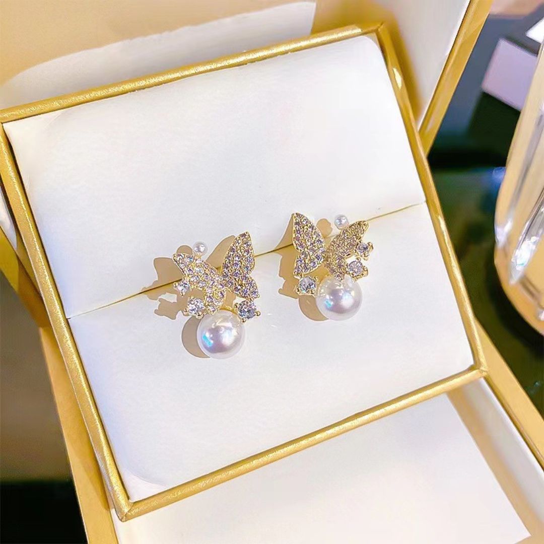 Graceful Glimmer Pearls Earrings