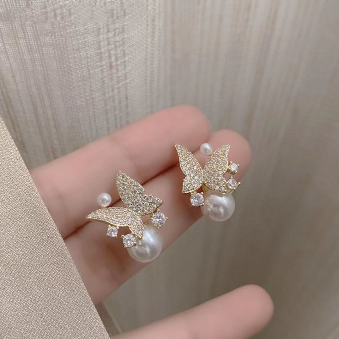 Graceful Glimmer Pearls Earrings
