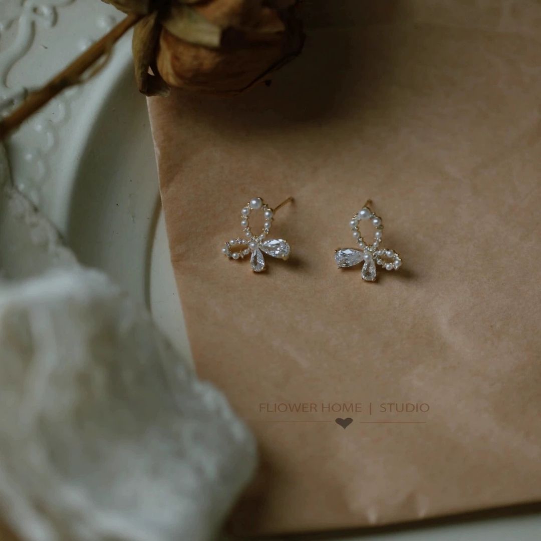Glinting Heirloom Bows Earrings