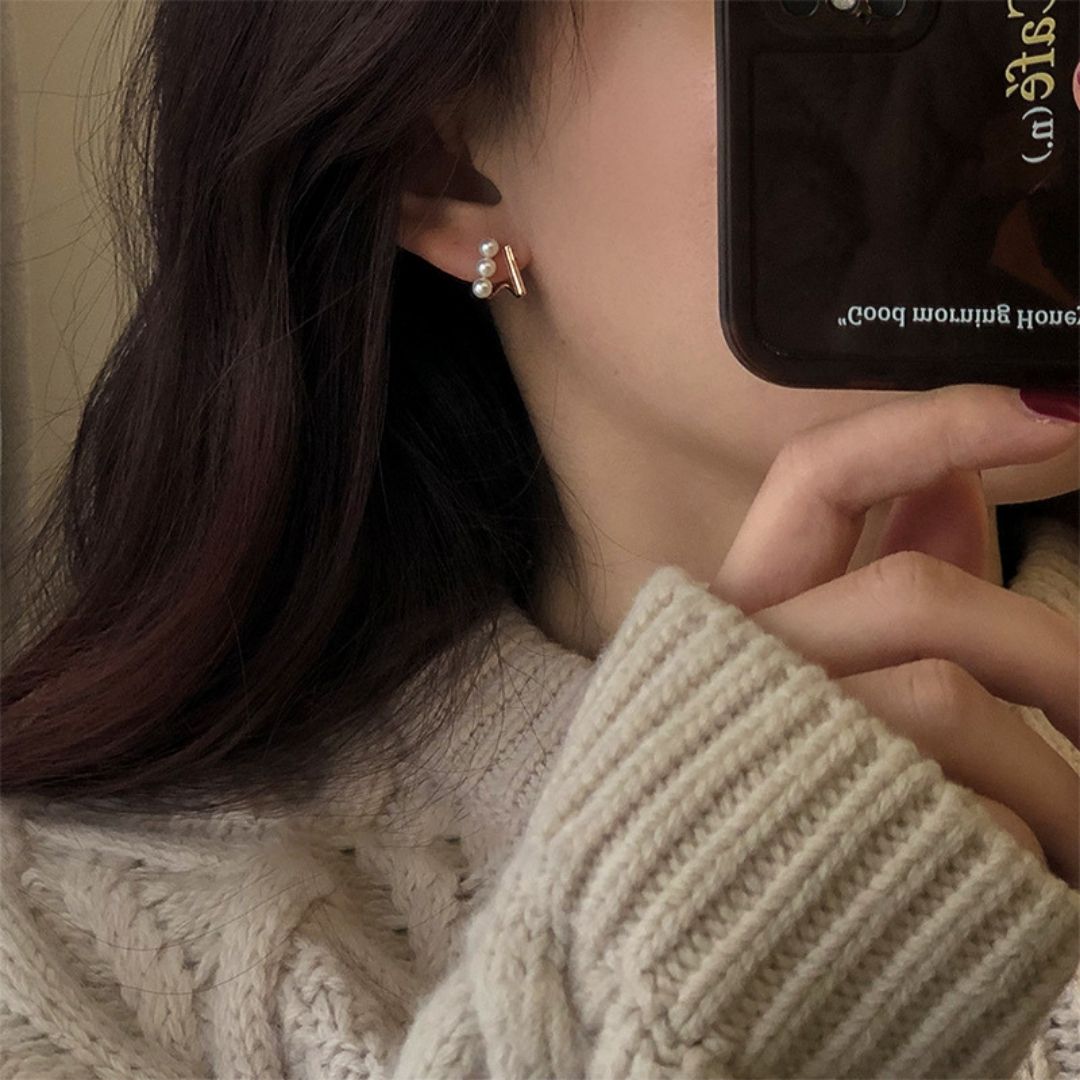 Linear Pearl Studs Earrings
