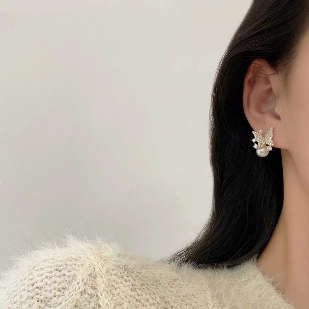 Graceful Glimmer Pearls Earrings