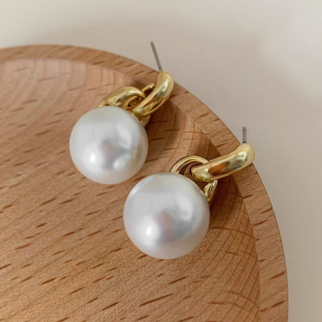 Modern Musse Pearl Earrings