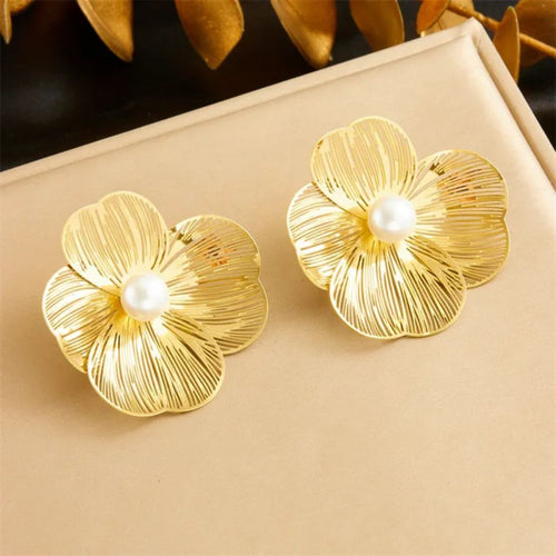 A Pearl Of Flower Earrings