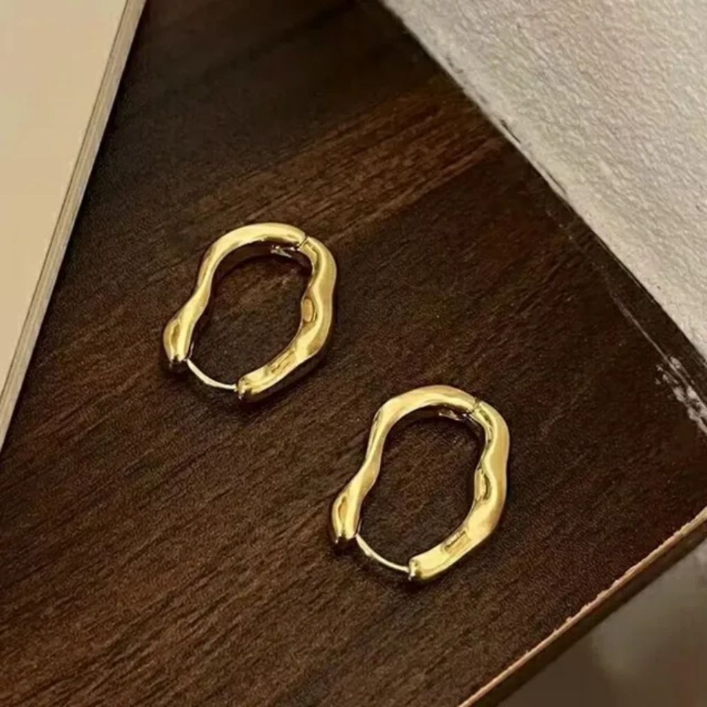 Chic Twirl Glimmer Earrings