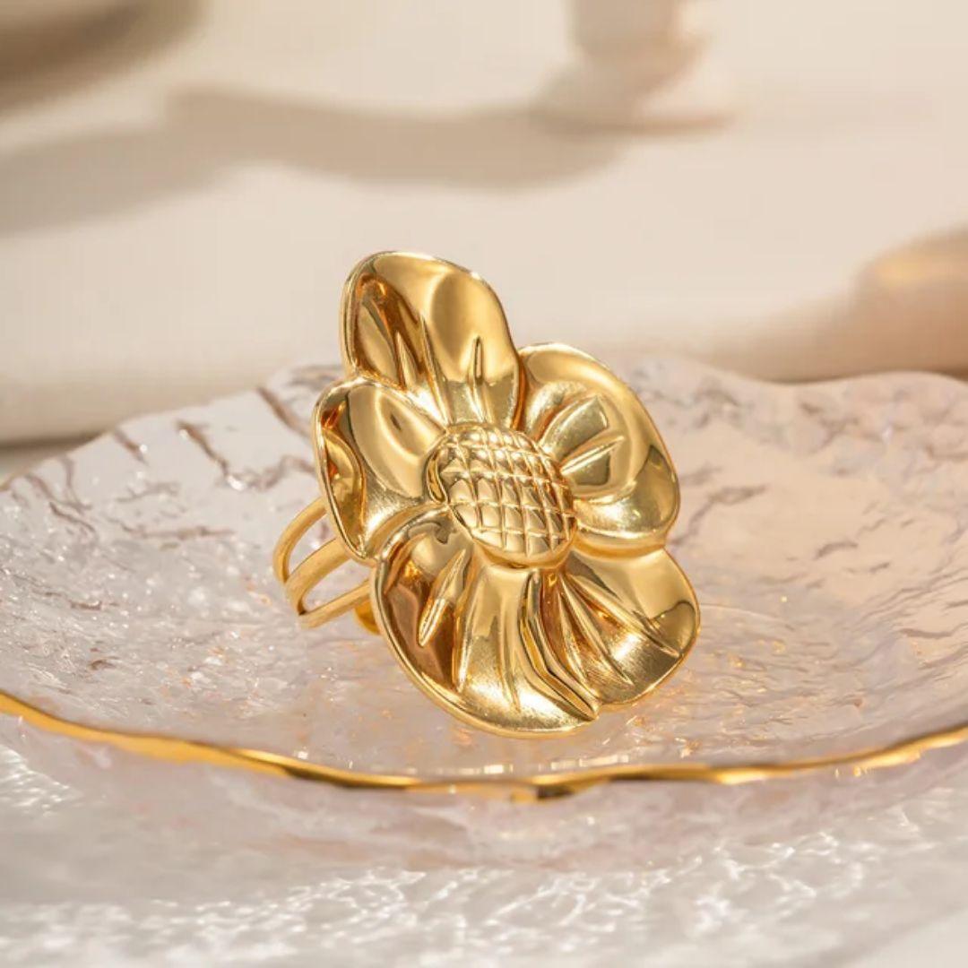 Cut of Golden Flower ring