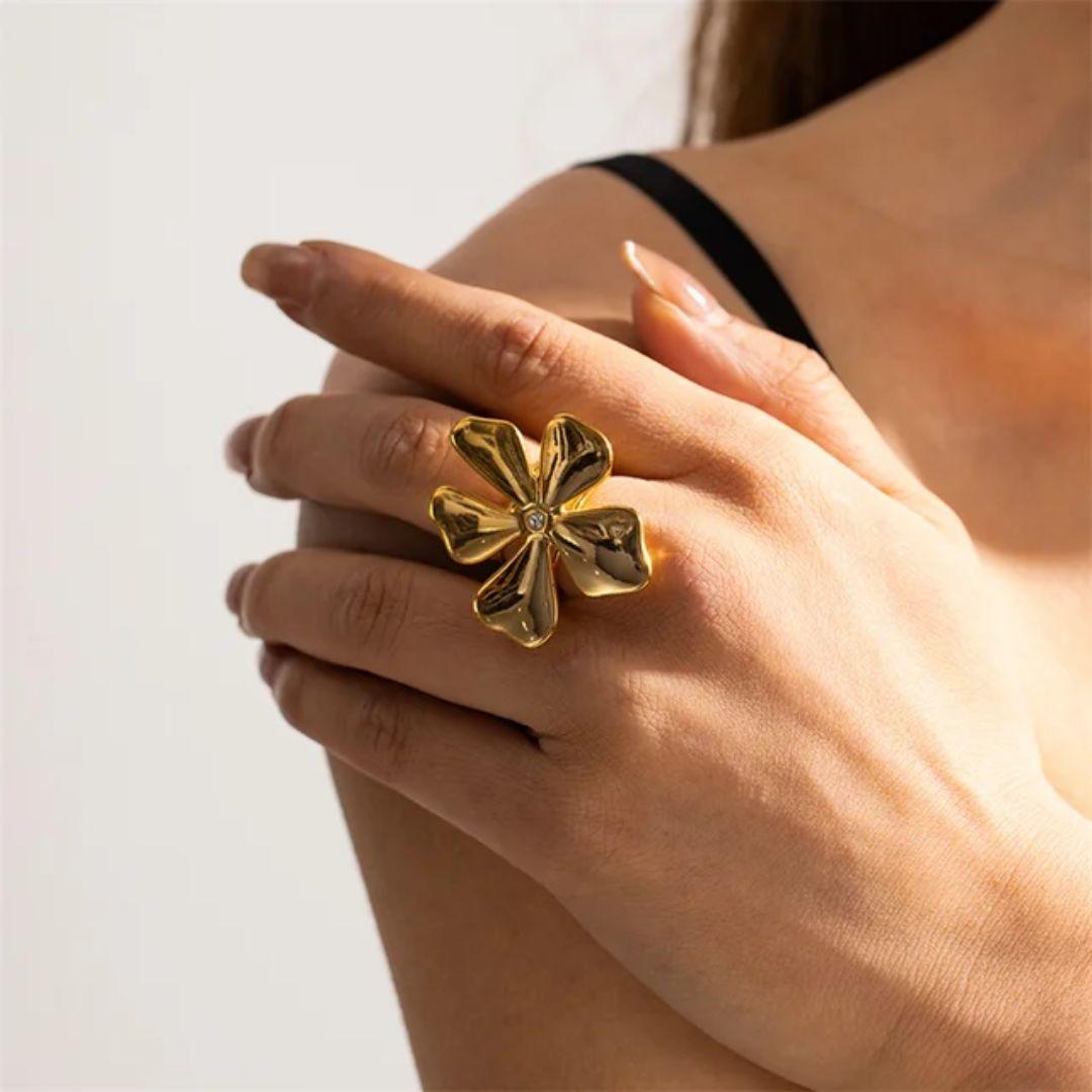 As pretty golden flower ring