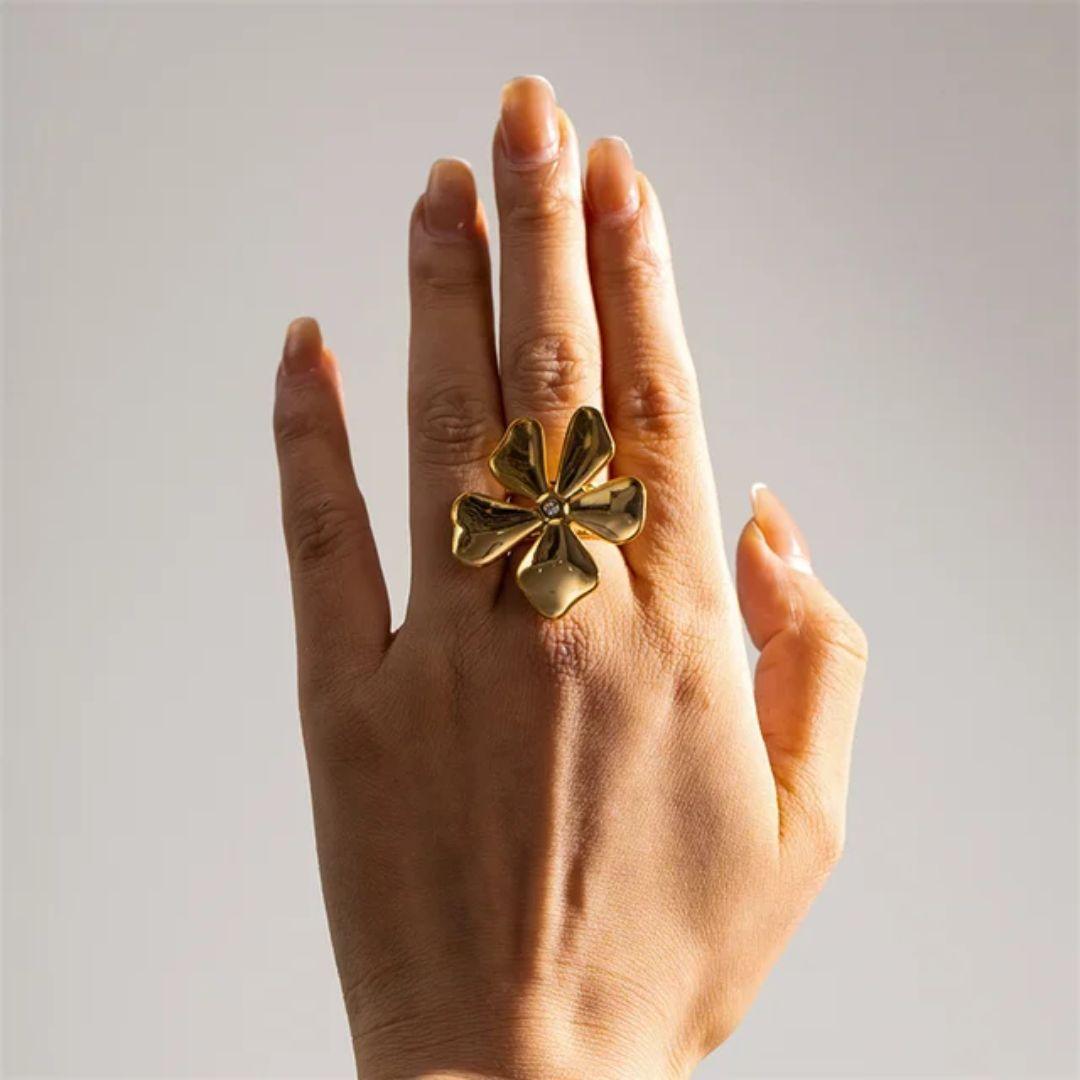 As pretty golden flower ring