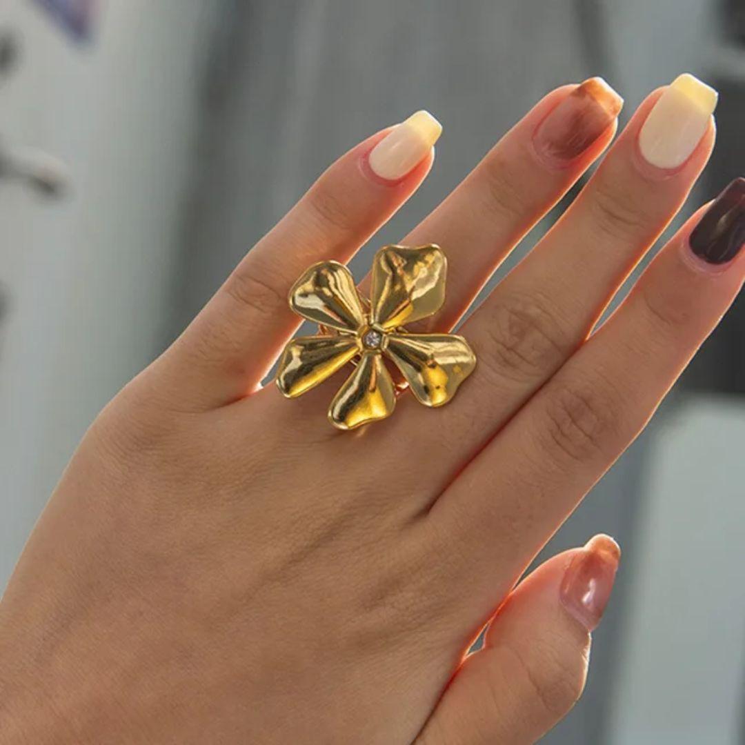 As pretty golden flower ring