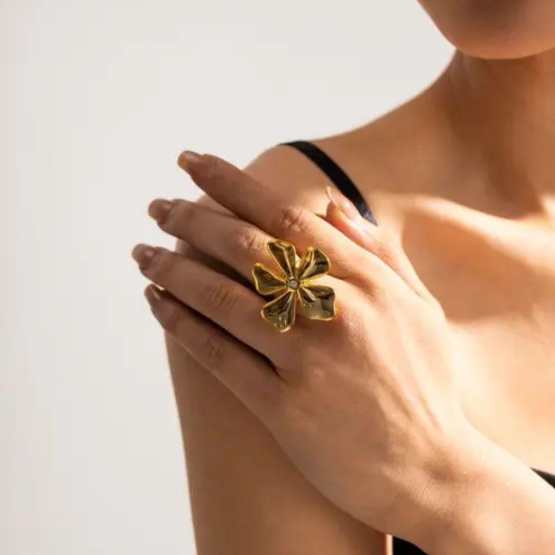 As pretty golden flower ring