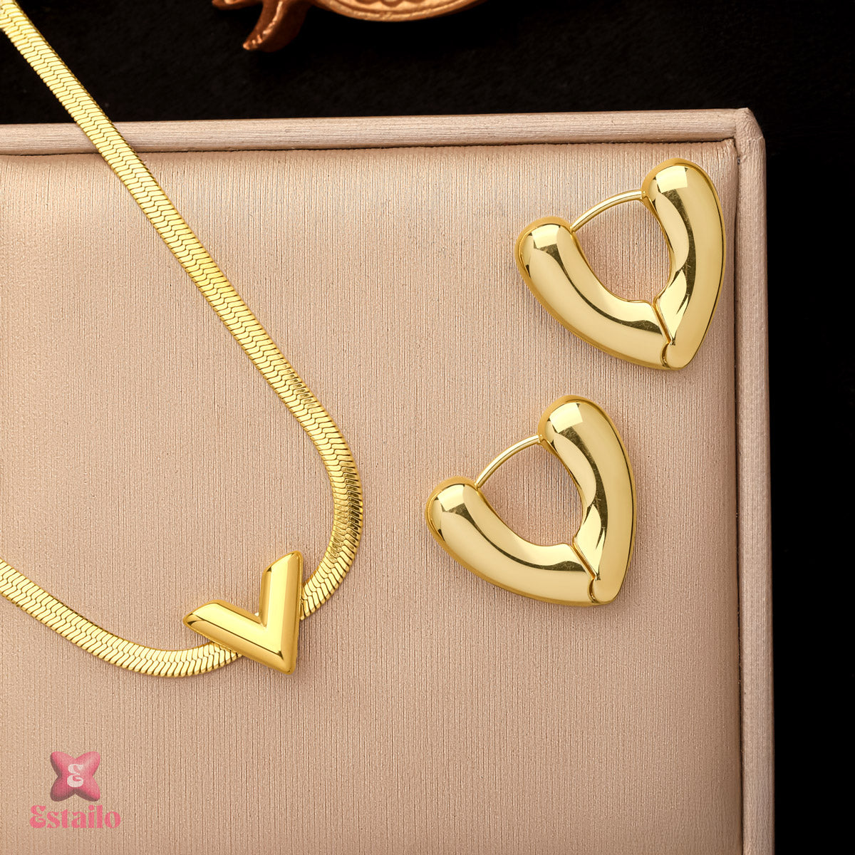 Golden V-Pendant Set