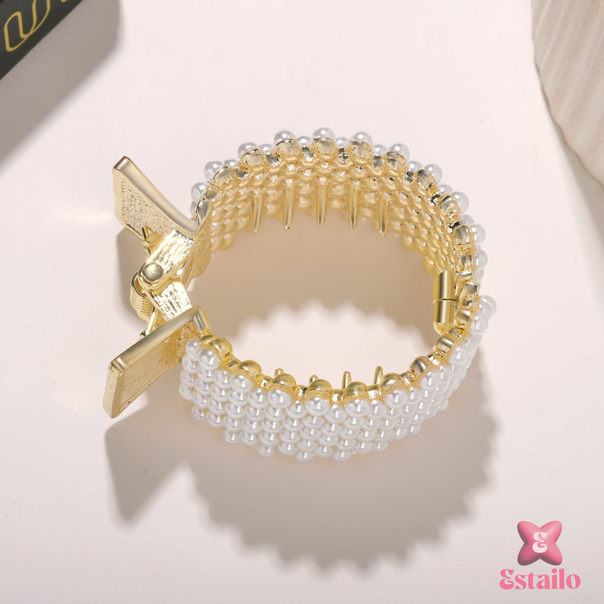 Modern Minimalist Pearls Claw