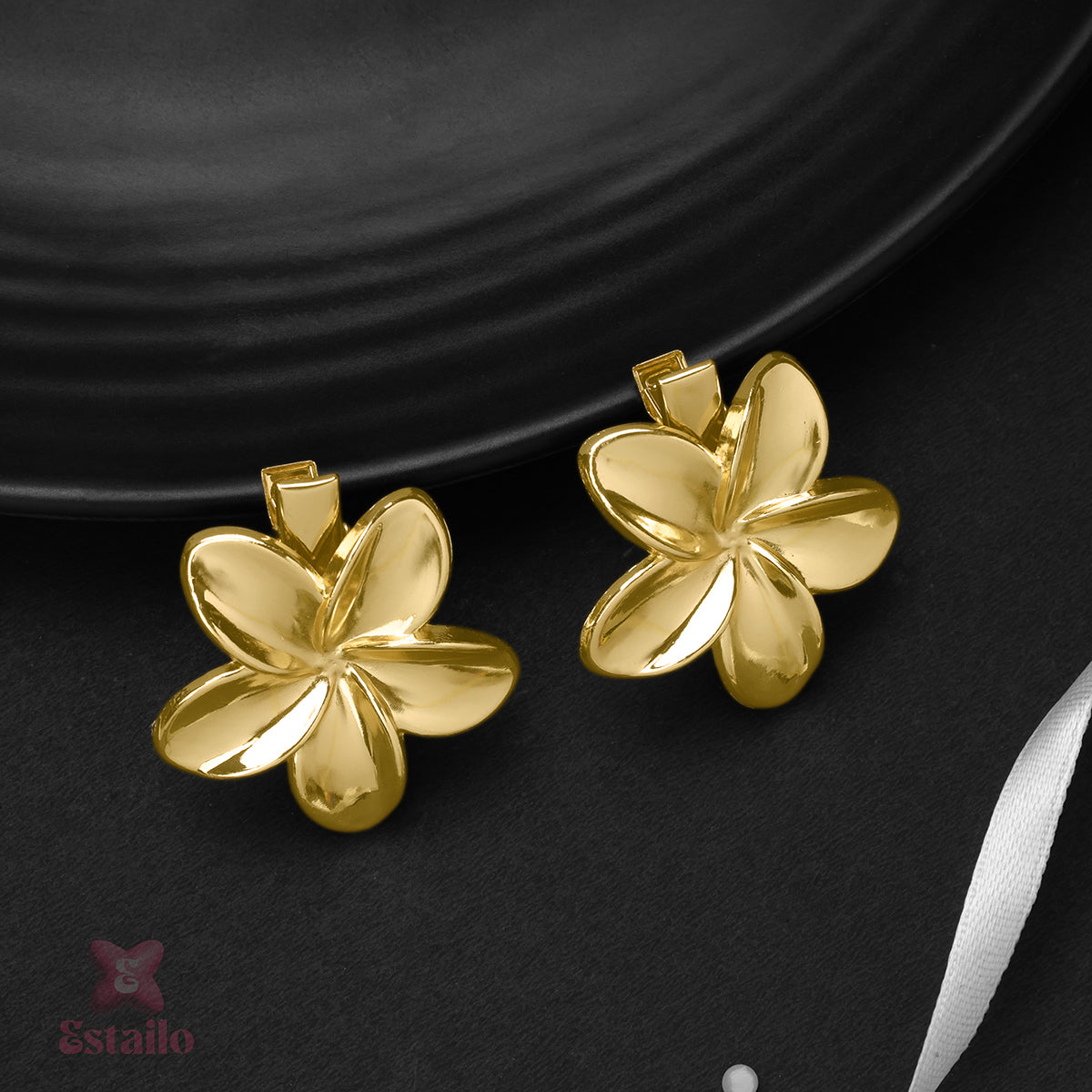 Elegant Gold Blossom Clips (pack of 2)