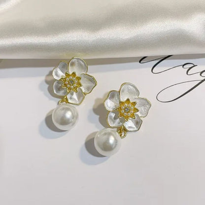 A Pearl Of Flower Earrings