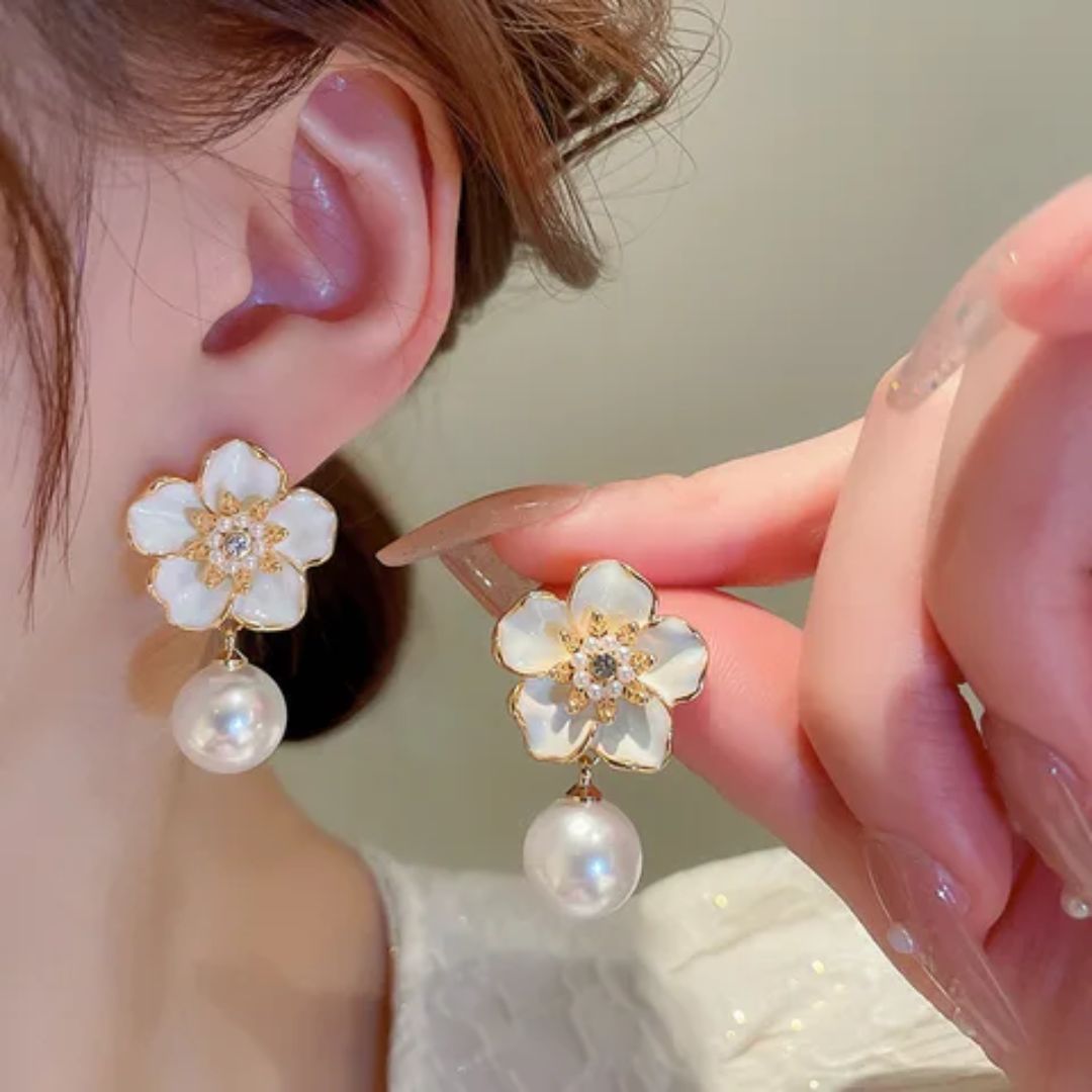 A Pearl Of Flower Earrings