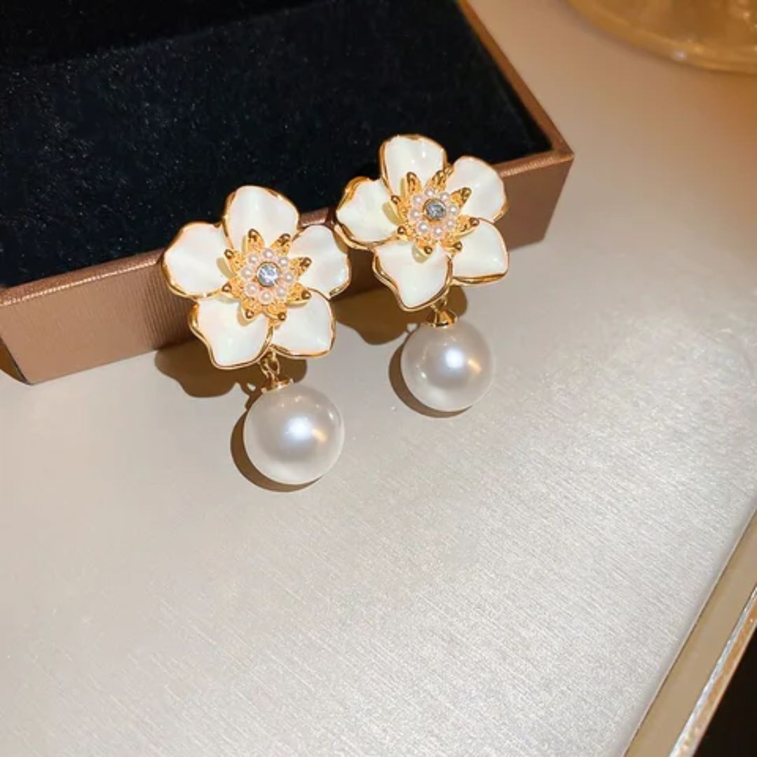 A Pearl Of Flower Earrings