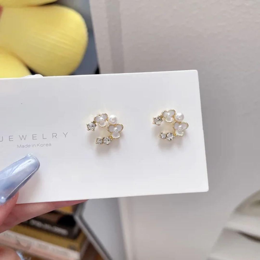 A Pearl Of Flower Earrings