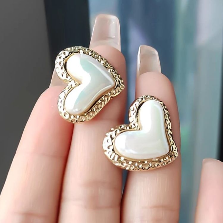 Perky pearl Heart Earrings