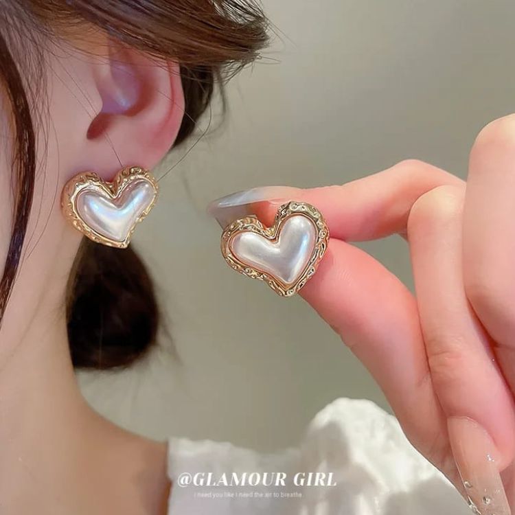 Perky pearl Heart Earrings