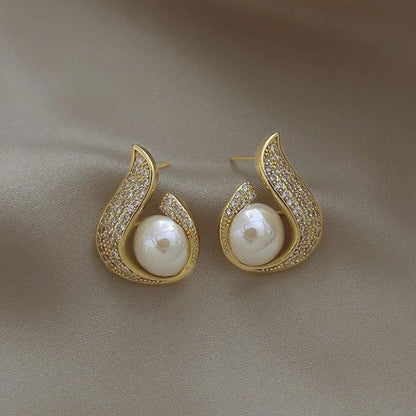 Perky pearl earrings