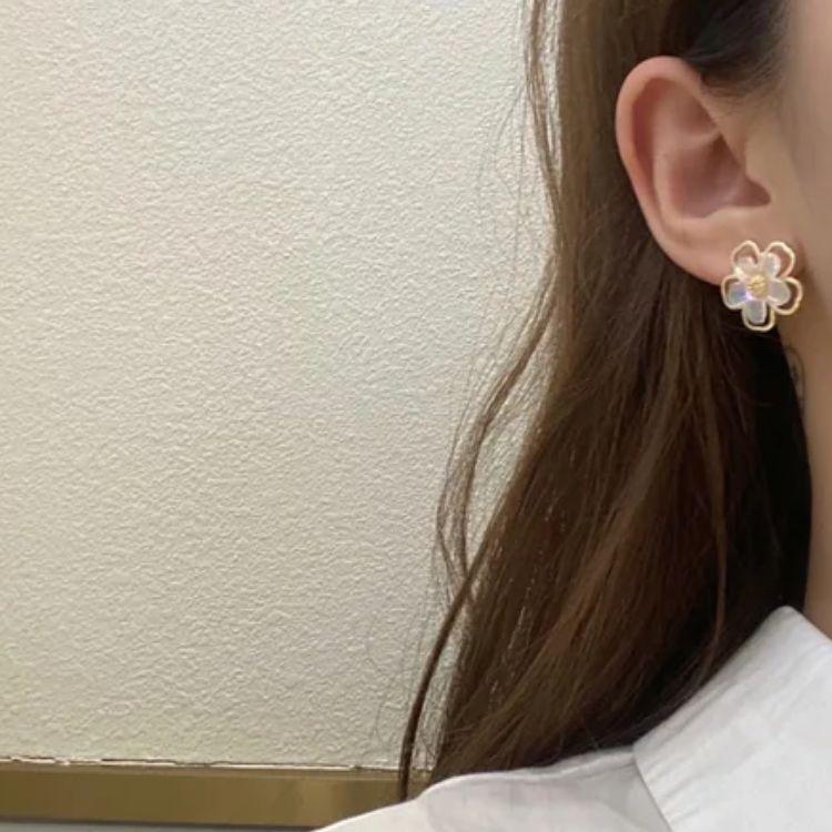 Minimal Flower Earrings