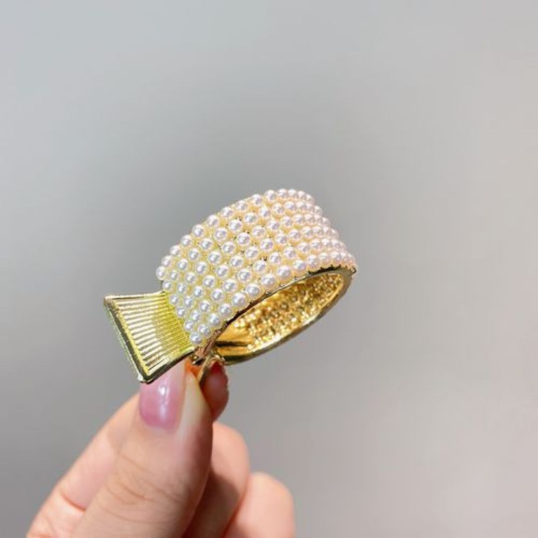 Modern Minimalist Pearls Claw