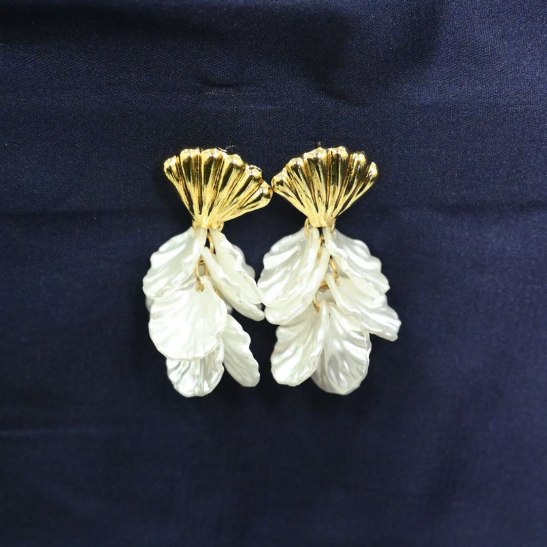 Dreamy Golden Dangler Earring