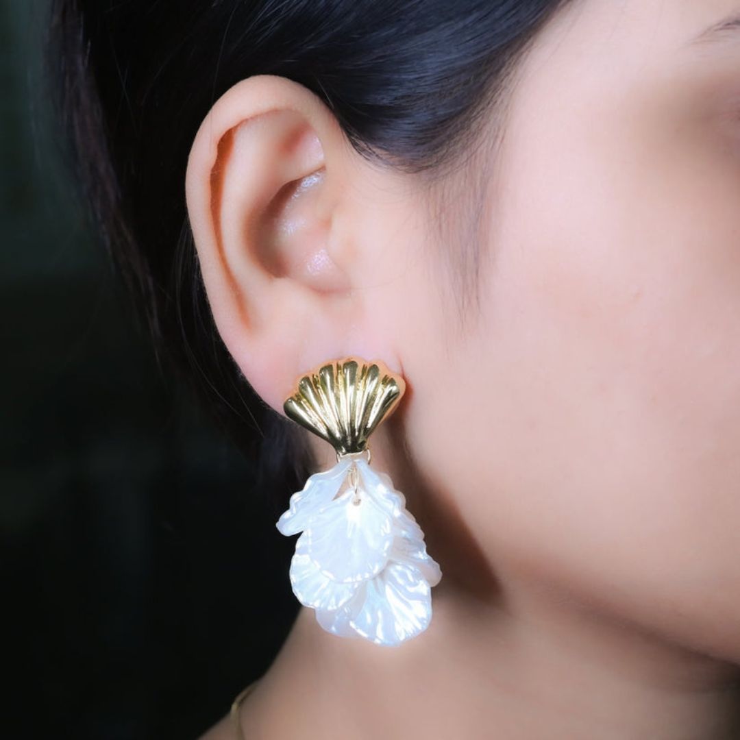 Dreamy Golden Dangler Earring