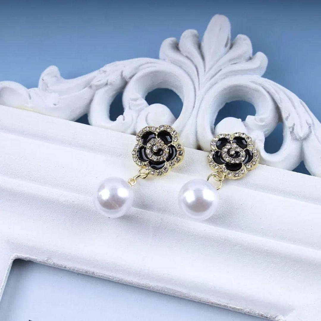 A Pearl Of Flower Earrings