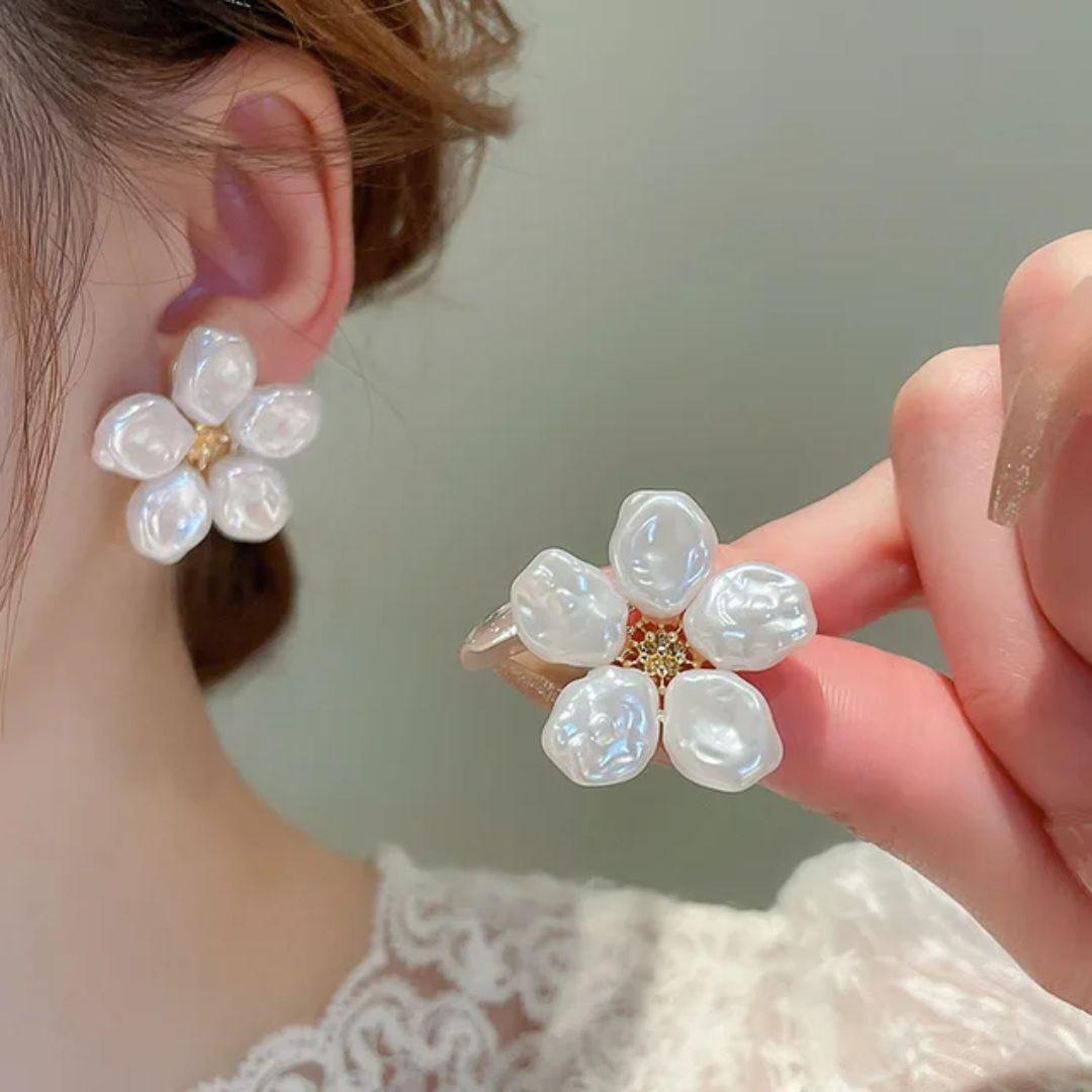 A Pearl Of Flower Earrings